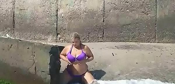  BBW lady on beach play with naked boobs